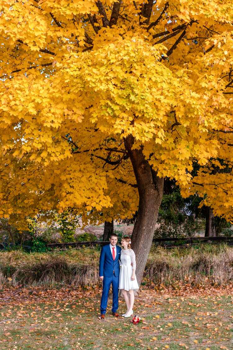 Unglaubliche Herbststimmung beim formalen Brautpaarshooting